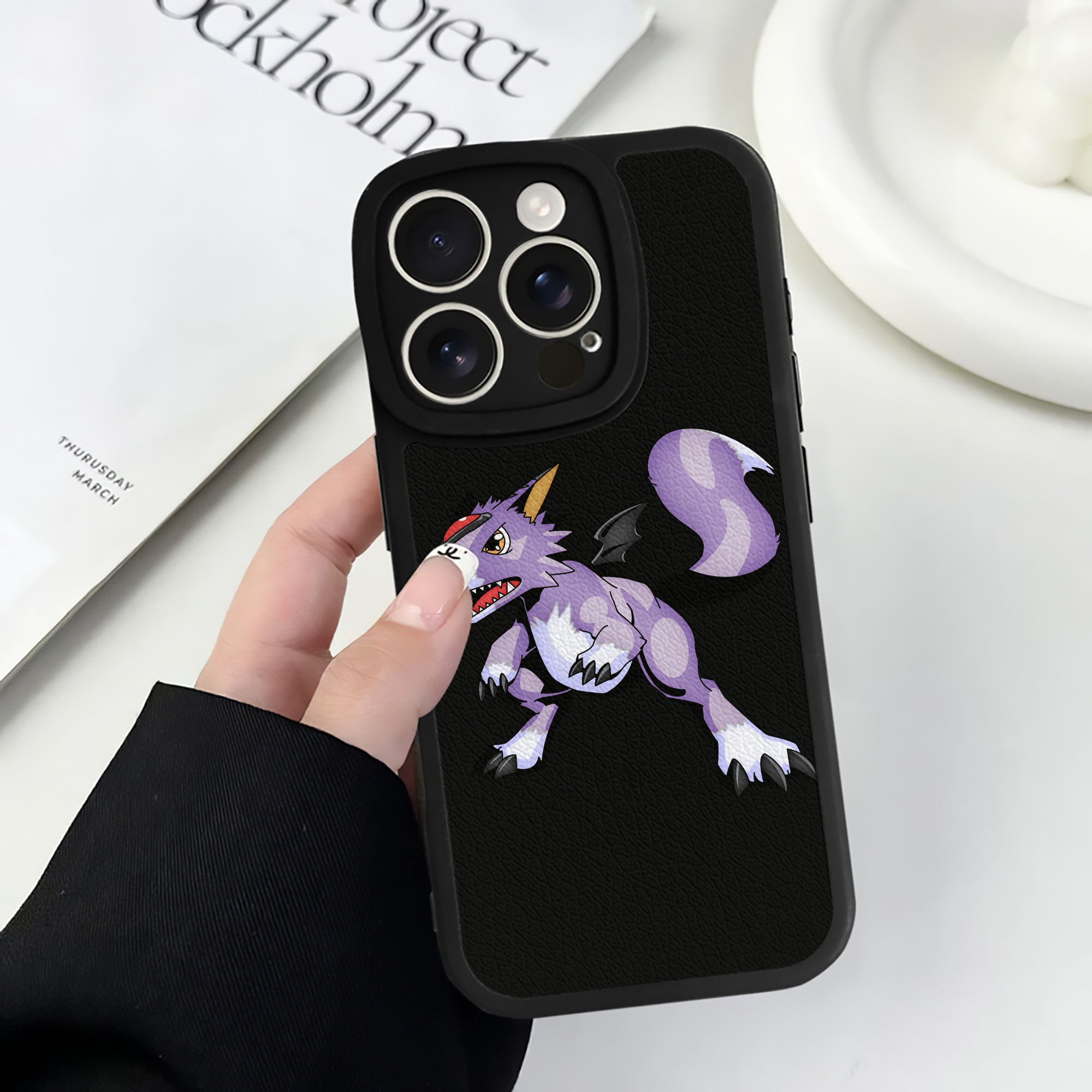 （画像用） Digimon デジタルモンスター/デジモン 【iPhone 16シリーズ対応】シリコンスマホケース（レザー調） 材質：シリコン